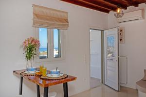 a dining room with a table and a window at Λωνη in Aggelika