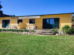 uma casa com um relvado em frente em Casa Sulo Alombada em Águeda