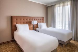 Кровать или кровати в номере Marriott Executive Apartments Brussels