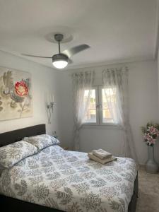 A bed or beds in a room at Beautiful apartment at La Marquesa Golf Quesada