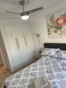 A bed or beds in a room at Beautiful apartment at La Marquesa Golf Quesada