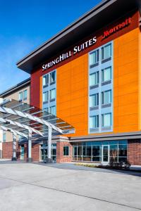 pomarańczowy budynek z napisem w obiekcie SpringHill Suites by Marriott Bellingham w mieście Bellingham