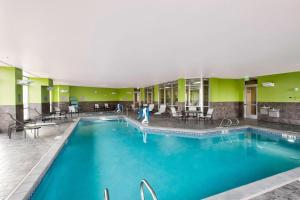 ein großer Pool in einem Hotelzimmer in der Unterkunft SpringHill Suites by Marriott Bellingham in Bellingham