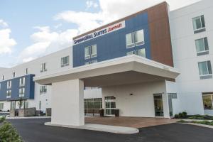 um edifício hospitalar com um sinal em SpringHill Suites by Marriott Buffalo Airport em Williamsville