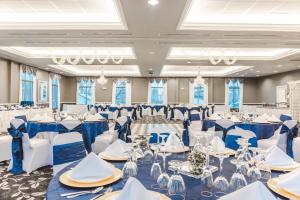 une salle de banquet avec des tables et des chaises bleues et blanches dans l'établissement The Inn On Sheridan, à Zion