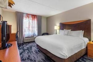 スカボローにあるFairfield by Marriott Inn & Suites Portland Maine Airportの大型ベッドとテレビが備わるホテルルームです。