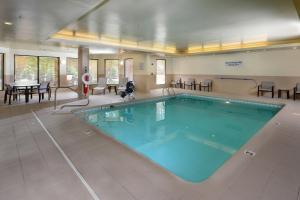 a large swimming pool in a hotel room at Courtyard Beckley in Beckley