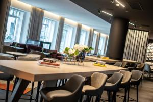 une salle à manger avec une grande table et des chaises dans l'établissement Renaissance Brussels Hotel, à Bruxelles