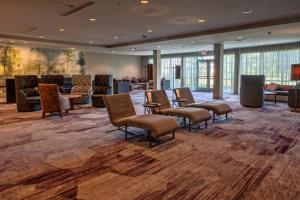 una hall con sedie e tavoli e una sala d'attesa di Courtyard Austin by Marriott Northwest/Lakeline ad Austin