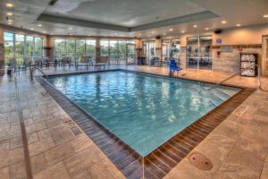 una grande piscina coperta in una camera d'albergo con una grande piscina di Courtyard Austin by Marriott Northwest/Lakeline ad Austin