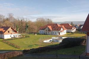 un grupo de casas con patio y parque infantil en Star Apartman, en Zalacsány