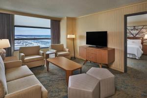 um quarto de hotel com uma cama e uma televisão em The Westin Detroit Metropolitan Airport em Romulus