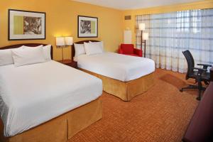 um quarto de hotel com duas camas e uma secretária em Courtyard by Marriott Baltimore Downtown/Inner Harbor em Baltimore