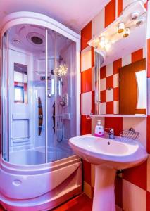 une salle de bain avec douche et lavabo dans l'établissement Casa Marian, à Buşteni