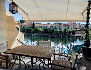Balkon lub taras w obiekcie Terrasse ensoleillée sur les canaux