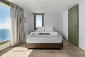 Postel nebo postele na pokoji v ubytování Acron Andros - 3 Bedroom Villa with Private Pool + 27 fotografií