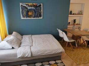 Postel nebo postele na pokoji v ubytování Cosy apartment - Zagreb Downtown with own parking spot in the garage