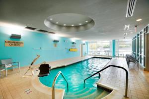 a swimming pool in a building with a swimming pool at SpringHill Suites by Marriott Columbus OSU in Columbus