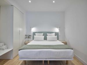 เตียงในห้องที่ Paseo Suites Hotel