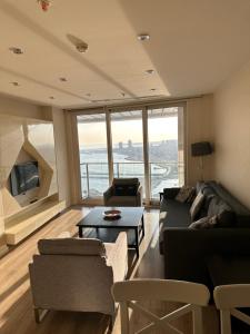 sala de estar con sofá y mesa en Ottomare Suites sea, view, pool, gym, en Estambul