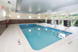 duży basen w pokoju hotelowym w obiekcie Fairfield Inn & Suites by Marriott Detroit Chesterfield w mieście Chesterfield
