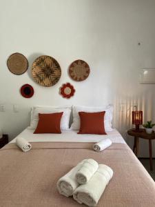 um quarto com uma cama grande e toalhas em Pousada Villa Soleil icaraizinho em Icaraí