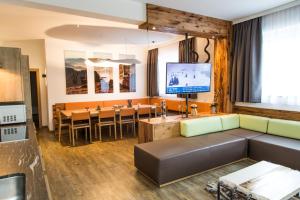 Televízia a/alebo spoločenská miestnosť v ubytovaní Appartement Alpenfex