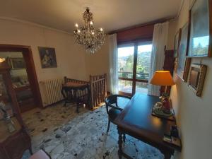 sala de estar con mesa y lámpara de araña en Villa Bice in Maresana, en Ponteranica