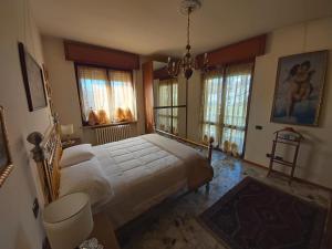 1 dormitorio con 1 cama grande y ventanas en Villa Bice in Maresana, en Ponteranica