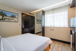 Postel nebo postele na pokoji v ubytování Tryp by Wyndham Belo Horizonte Savassi