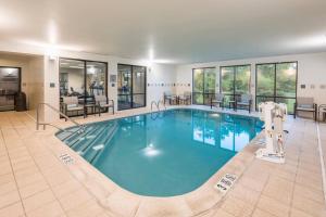Collegeville的住宿－費城瓦利福奇學院村萬怡酒店，在酒店房间的一个大型游泳池