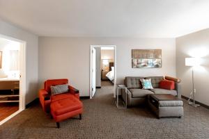 een woonkamer met een bank en een stoel bij TownePlace Suites by Marriott Louisville Airport in Louisville