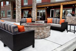 patio z 2 krzesłami i miejscem na ognisko w obiekcie TownePlace Suites by Marriott Louisville Airport w mieście Louisville