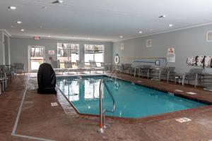 Бассейн в TownePlace Suites by Marriott Louisville Airport или поблизости