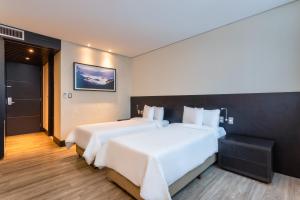 Postel nebo postele na pokoji v ubytování Tryp by Wyndham Belo Horizonte Savassi