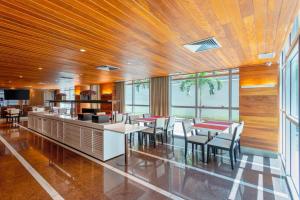 una sala da pranzo con tavoli e sedie in un edificio di Tryp by Wyndham Belo Horizonte Savassi a Belo Horizonte