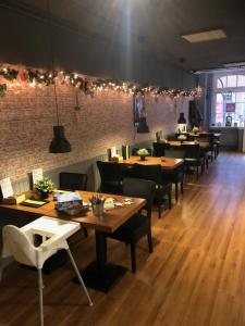 - un restaurant avec des tables et des chaises en bois dans une chambre dans l'établissement B&B Bij Arjan, à Terborg