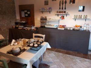 una mesa en una cocina con barra con comida en B&B Maremma's dream, en Catabbio