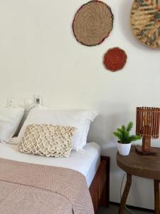 um quarto com uma cama com uma almofada e uma mesa em icaraizinho villa soleil em Amontada