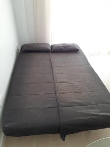 een groot zwart bed in een kamer met een raam bij NEW Palacio del Sol Torremolinos in Torremolinos
