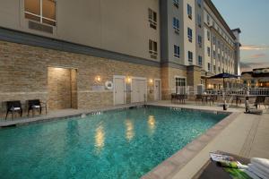 a swimming pool in front of a building at Courtyard by Marriott Houston Kemah in Kemah