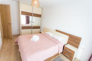 Ένα ή περισσότερα κρεβάτια σε δωμάτιο στο Apart B&V 203 Coresi