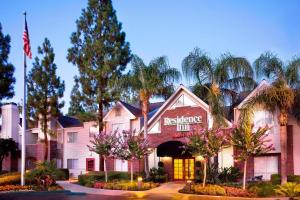 ein Hotel mit einem Schild, das den Gasthof liest in der Unterkunft Residence Inn Bakersfield in Bakersfield