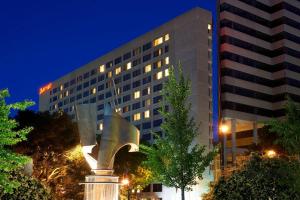 ein großes Gebäude mit einer Statue davor in der Unterkunft Marriott Columbia in Columbia