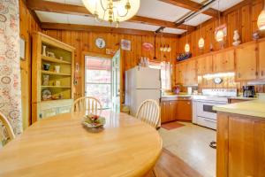 een keuken met een houten tafel en een koelkast bij The Red Loft Candler Cottage 18 Mi to Asheville! in Candler