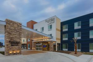 CueroにあるFairfield Inn & Suites by Marriott Cueroの病院前面の表面