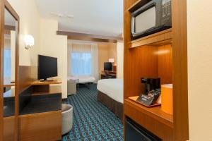 CueroにあるFairfield Inn & Suites by Marriott Cueroのベッド1台、薄型テレビが備わるホテルルームです。