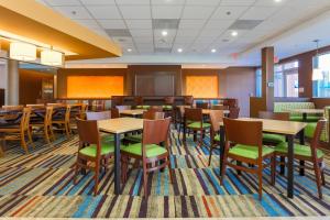 comedor con mesas y sillas de madera en Fairfield Inn & Suites by Marriott Cuero, en Cuero