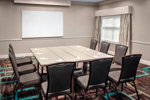 uma sala de conferências com mesa e cadeiras em Residence Inn by Marriott Newark Elizabeth/Liberty International Airport em Elizabeth