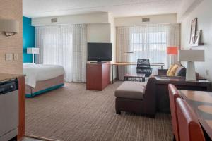 ein Hotelzimmer mit einem Bett und einem Wohnzimmer in der Unterkunft Residence Inn by Marriott Newark Elizabeth/Liberty International Airport in Elizabeth